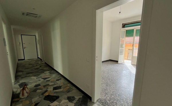 ingresso e ampio corridoio